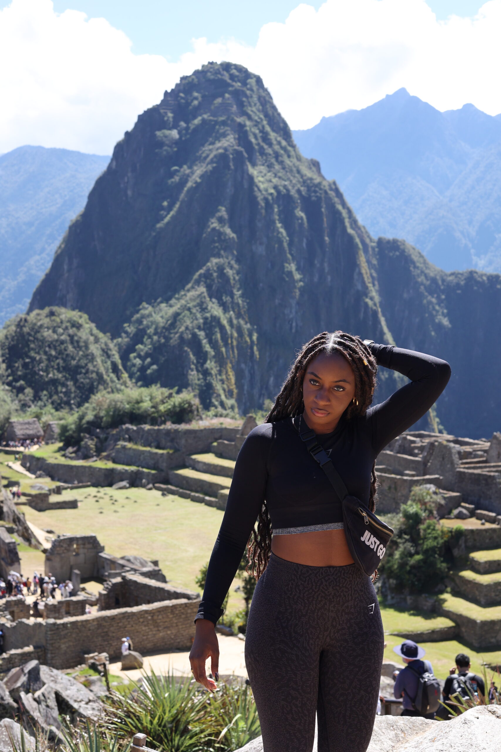 Woman standing in front of machu pichu